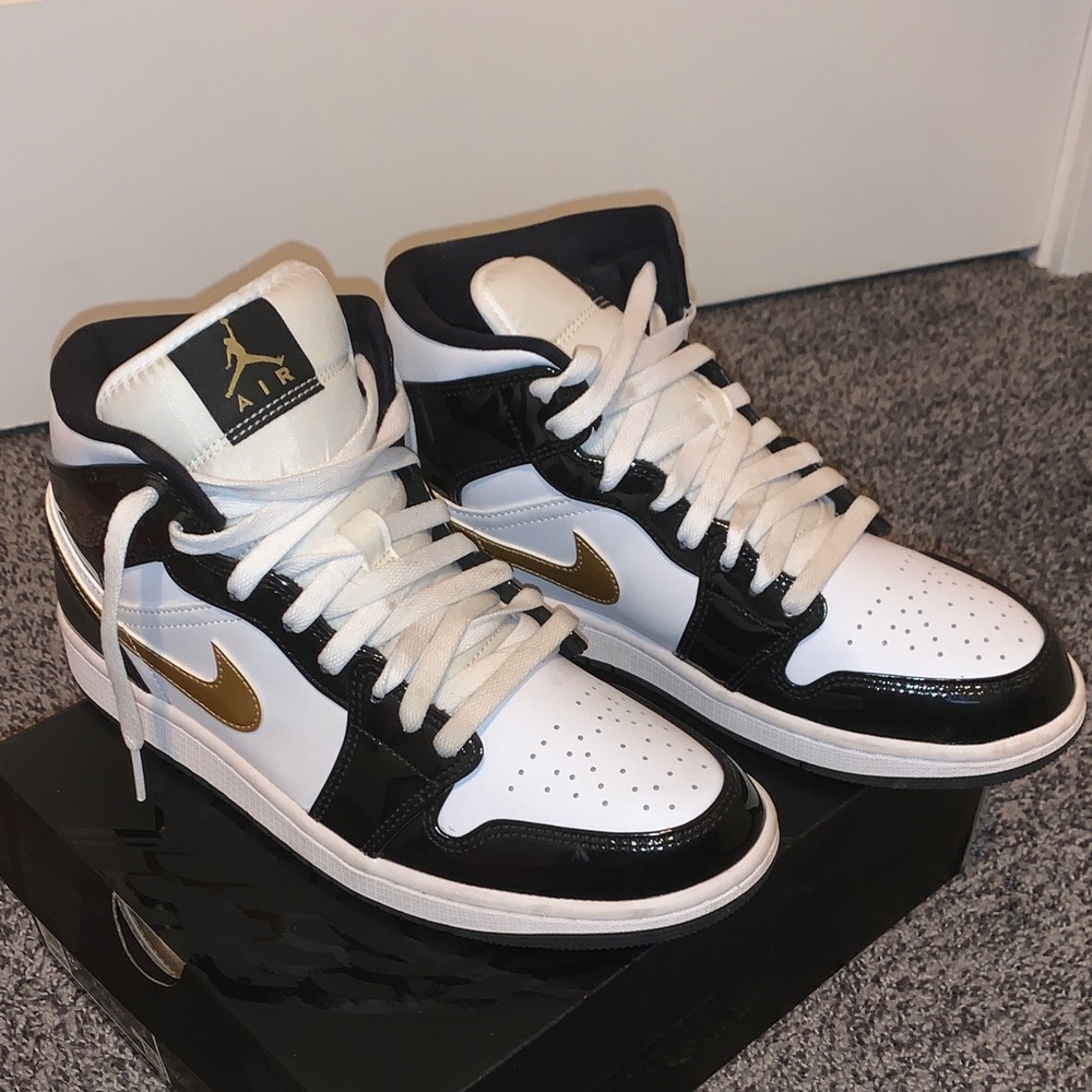 Nike Men's Black and Gold Sneakers